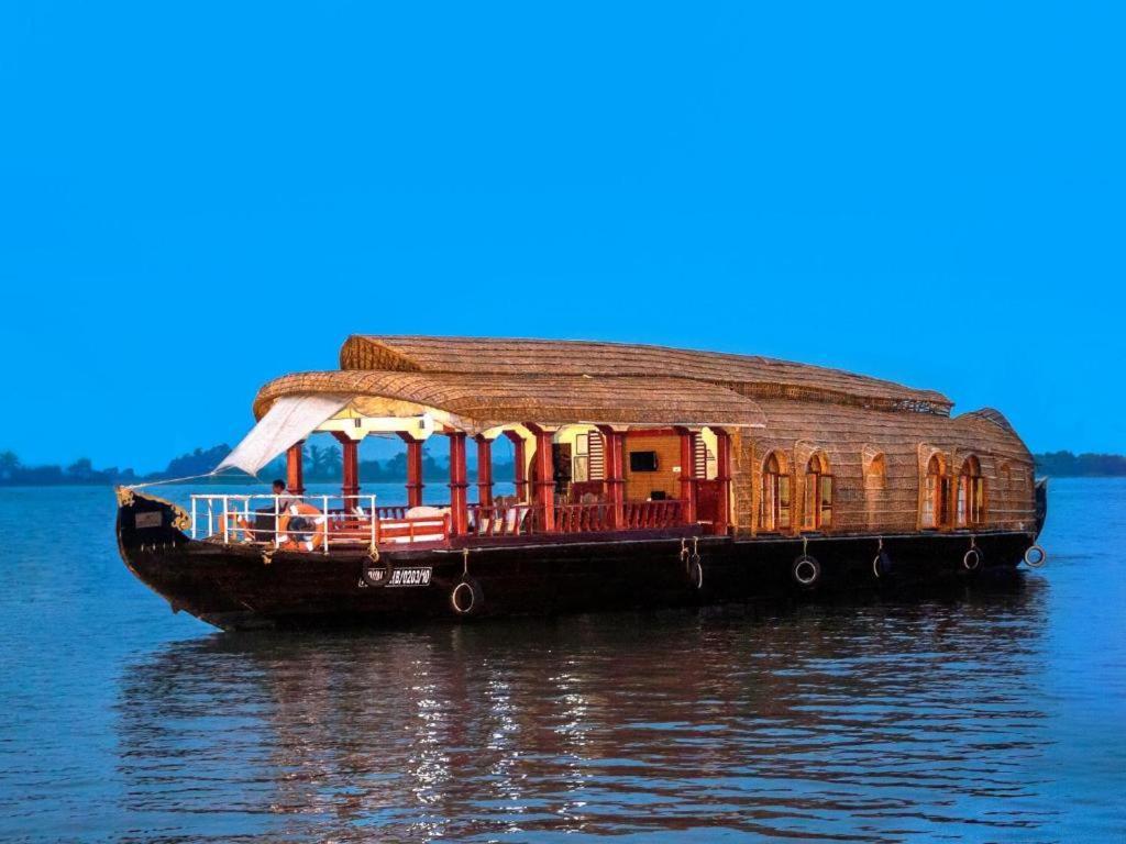 Отель Aqua Castle Houseboat - By Aqua Jumbo Houseboats Alappuzha Экстерьер фото