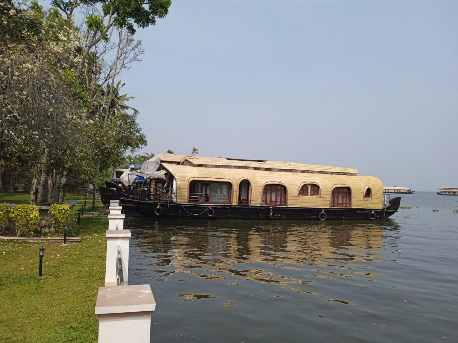 Отель Aqua Castle Houseboat - By Aqua Jumbo Houseboats Alappuzha Экстерьер фото